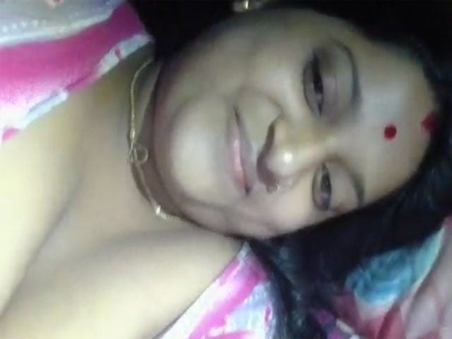 Sexy Bengali Boudi showing boobs and pussy