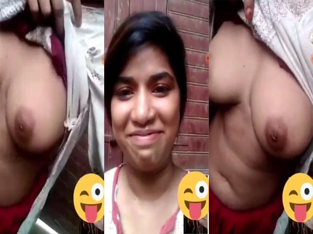 Karachi girl showing her boobs on video call