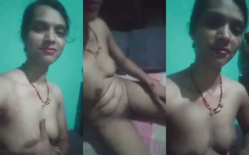 Slim village bhabhi makes nude showing