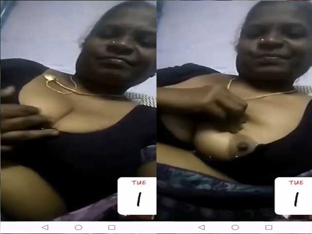 Mature Indian aunty showing boobs on video call