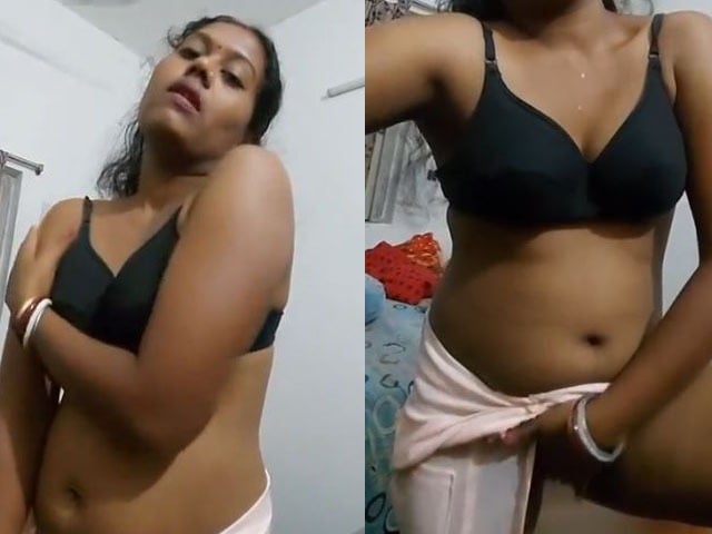 Naughty Desi Bhabhi teasing sex show