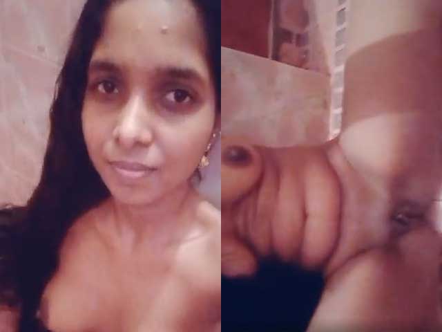 Loveable Desi girl boobs pussy show on VC