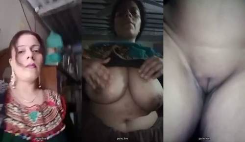 Desi Aunty Showing Boobs