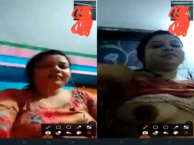 Married Bhabhi showing boobs to BF on video call