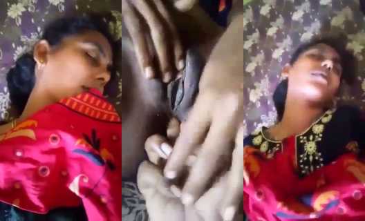 Fingering Bhabhi’s Pussy