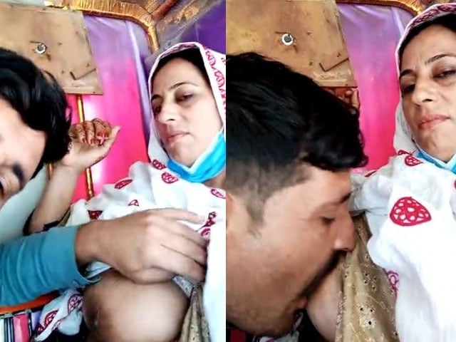 Mature Pakistani Bhabhi boobs sucking inside truck
